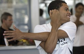RJ - BOTAFOGO/RJ X CORINTHIANS/SP - ESPORTES - Dentinho fez alongamento no hotel aonde o Corinthians esta concentrado antes da partida válida pelas semi-finais da Copa do Brasil 2008, partida de ida, realizada no estádio Engenhão/João Havelange, no Rio de Janeiro, nesta terca-feira a noite