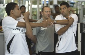 RJ - BOTAFOGO/RJ X CORINTHIANS/SP - ESPORTES - Dentinho(e) e Andr Santos - com Flavio Trevisan, preparador fsico (c) - fizeram alongamento no hotel aonde o Corinthians esta concentrado antes da partida vlida pelas semi-finais da Copa do Brasil 2008, partida de ida, realizada no estdio Engenho/Joo Havelange, no Rio de Janeiro, nesta terca-feira a noite