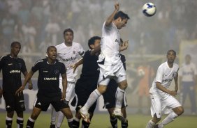 RJ - BOTAFOGO/RJ X CORINTHIANS/SP - ESPORTES - durante um lance da partida vlida pelas semi-finais da Copa do Brasil 2008, partida de ida, realizada no estdio Engenho/Joo Havelange, no Rio de Janeiro, nesta terca-feira a noite