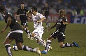 RJ - BOTAFOGO/RJ X CORINTHIANS/SP - ESPORTES - durante um lance da partida vlida pelas semi-finais da Copa do Brasil 2008, partida de ida, realizada no estdio Engenho/Joo Havelange, no Rio de Janeiro, nesta terca-feira a noite