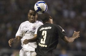 RJ - BOTAFOGO/RJ X CORINTHIANS/SP - ESPORTES - durante um lance da partida vlida pelas semi-finais da Copa do Brasil 2008, partida de ida, realizada no estdio Engenho/Joo Havelange, no Rio de Janeiro, nesta terca-feira a noite