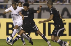 RJ - BOTAFOGO/RJ X CORINTHIANS/SP - ESPORTES - durante um lance da partida vlida pelas semi-finais da Copa do Brasil 2008, partida de ida, realizada no estdio Engenho/Joo Havelange, no Rio de Janeiro, nesta terca-feira a noite