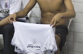 RJ - BOTAFOGO/RJ X CORINTHIANS/SP - ESPORTES - Nilton(e) e Dentinho nos vestiários antes da partida válida pelas semi-finais da Copa do Brasil 2008, partida de ida, realizada no estádio Engenhão/João Havelange, no Rio de Janeiro, nesta terca-feira a noite