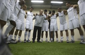 RJ - BOTAFOGO/RJ X CORINTHIANS/SP - ESPORTES - O preparador físico Flavio Trevisan(c)comanda aquecimento nos vestiários antes da partida válida pelas semi-finais da Copa do Brasil 2008, partida de ida, realizada no estádio Engenhão/João Havelange, no Rio de Janeiro, nesta terca-feira a noite
