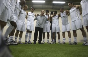 RJ - BOTAFOGO/RJ X CORINTHIANS/SP - ESPORTES - O preparador fsico Flavio Trevisan(c)comanda aquecimento nos vestirios antes da partida vlida pelas semi-finais da Copa do Brasil 2008, partida de ida, realizada no estdio Engenho/Joo Havelange, no Rio de Janeiro, nesta terca-feira a noite