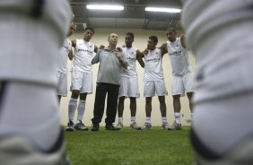 RJ - BOTAFOGO/RJ X CORINTHIANS/SP - ESPORTES - O preparador fsico Flavio Trevisan comanda aquecimento nos vestirios antes da partida vlida pelas semi-finais da Copa do Brasil 2008, partida de ida, realizada no estdio Engenho/Joo Havelange, no Rio de Janeiro, nesta terca-feira a noite