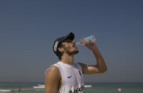 RJ - BOTAFOGO/RJ X CORINTHIANS/SP - ESPORTES - O jogador Douglas(d) na praia antes da partida válida pelas semi-finais da Copa do Brasil 2008, partida de ida, realizada no estádio Engenhão/João Havelange, no Rio de Janeiro, nesta terca-feira a noite
