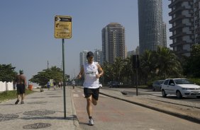 RJ - BOTAFOGO/RJ X CORINTHIANS/SP - ESPORTES - O jogador Douglas(d) treinando na praia antes da partida válida pelas semi-finais da Copa do Brasil 2008, partida de ida, realizada no estádio Engenhão/João Havelange, no Rio de Janeiro, nesta terca-feira a noite
