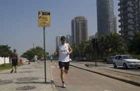 RJ - BOTAFOGO/RJ X CORINTHIANS/SP - ESPORTES - O jogador Douglas(d) treinando na praia antes da partida vlida pelas semi-finais da Copa do Brasil 2008, partida de ida, realizada no estdio Engenho/Joo Havelange, no Rio de Janeiro, nesta terca-feira a noite