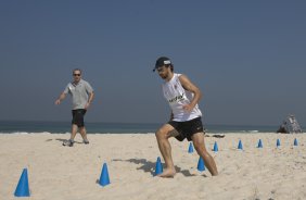 RJ - BOTAFOGO/RJ X CORINTHIANS/SP - ESPORTES - O jogador - com o preparador físico Flavio Trevisan - Douglas(d) treinou na praia antes da partida válida pelas semi-finais da Copa do Brasil 2008, partida de ida, realizada no estádio Engenhão/João Havelange, no Rio de Janeiro, nesta terca-feira a noite