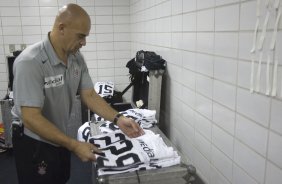 RJ - BOTAFOGO/RJ X CORINTHIANS/SP - ESPORTES - O roupeiro Edizio de Almeida nos vestiários antes da partida válida pelas semi-finais da Copa do Brasil 2008, partida de ida, realizada no estádio Engenhão/João Havelange, no Rio de Janeiro, nesta terca-feira a noite