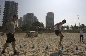 RJ - BOTAFOGO/RJ X CORINTHIANS/SP - ESPORTES - O preparador fsico Flavio Trevisan orienta Douglas(d) que treinou na praia, da partida vlida pelas semi-finais da Copa do Brasil 2008, partida de ida, realizada no estdio Engenho/Joo Havelange, no Rio de Janeiro, nesta terca-feira a noite