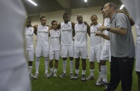 RJ - BOTAFOGO/RJ X CORINTHIANS/SP - ESPORTES - O preparador fsico Flavio Trevisan(d) comanda o aquecimento nos vestirios antes da partida vlida pelas semi-finais da Copa do Brasil 2008, partida de ida, realizada no estdio Engenho/Joo Havelange, no Rio de Janeiro, nesta terca-feira a noite