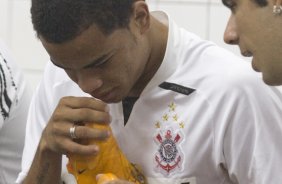 RN - ABC/NATAL X CORINTHIANS/SP - ESPORTES - Dentinho e Herrera(d) nos vestirios antes da partida vlida pelo Campeonato Brasileiro da Segunda Divisao 2008, realizada no estdio Maria Lamas Farache/Frasqueirao, em Natal/RN, neste sbado a tarde