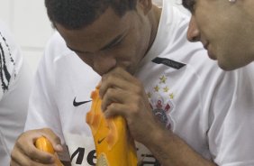 RN - ABC/NATAL X CORINTHIANS/SP - ESPORTES - Dentinho e Herrera(d)nos vestirios antes da partida vlida pelo Campeonato Brasileiro da Segunda Divisao 2008, realizada no estdio Maria Lamas Farache/Frasqueirao, em Natal/RN, neste sbado a tarde