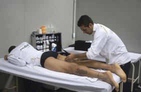 SP - CORINTHIANS/SP X FORTALEZA/CE- ESPORTES - Acosta recebe massagem de Alexandro Dias, massagista do Corinthians, nos vestiários antes da partida válida pelo Campeonato Brasileiro da Segunda Divisao 2008, realizada no estádio do Pacaembu, neste sábado a tarde