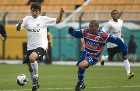 SP - CORINTHIANS/SP X FORTALEZA/CE- ESPORTES - Douglas e Dude(d) na partida válida pelo Campeonato Brasileiro da Segunda Divisao 2008, realizada no estádio do Pacaembu, neste sábado a tarde