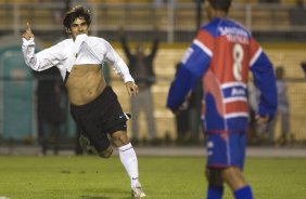 SP - CORINTHIANS/SP X FORTALEZA/CE- ESPORTES - Herrera comemora seu gol, o segundo do Corinthians na partida válida pelo Campeonato Brasileiro da Segunda Divisao 2008, realizada no estádio do Pacaembu, neste sábado a tarde