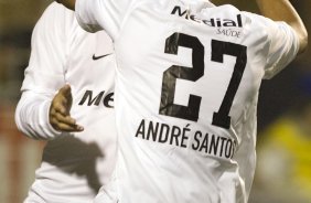 SP - CORINTHIANS/SP X FORTALEZA/CE- ESPORTES - Herrera comemora seu gol com Andr Santos, de costas, na partida vlida pelo Campeonato Brasileiro da Segunda Divisao 2008, realizada no estdio do Pacaembu, neste sbado a tarde