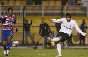 SP - CORINTHIANS/SP X FORTALEZA/CE- ESPORTES - Herrera chuta e faz o segundo gol do Corinthians na partida válida pelo Campeonato Brasileiro da Segunda Divisao 2008, realizada no estádio do Pacaembu, neste sábado a tarde
