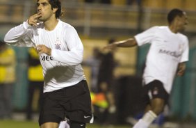 SP - CORINTHIANS/SP X FORTALEZA/CE- ESPORTES - Herrera comenora seu gol, o segundo do Corinthians na partida válida pelo Campeonato Brasileiro da Segunda Divisao 2008, realizada no estádio do Pacaembu, neste sábado a tarde