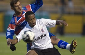 SP - CORINTHIANS/SP X FORTALEZA/CE- ESPORTES - Junior Cearense e Elias(d) na partida válida pelo Campeonato Brasileiro da Segunda Divisao 2008, realizada no estádio do Pacaembu, neste sábado a tarde