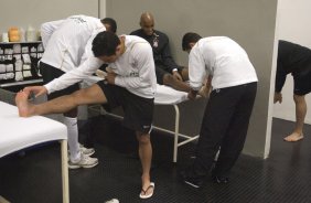 SP - CORINTHIANS/SP X FORTALEZA/CE- ESPORTES - Lulinha fazendo alongamento nos vestirios antes da partida vlida pelo Campeonato Brasileiro da Segunda Divisao 2008, realizada no estdio do Pacaembu, neste sbado a tarde