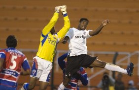 SP - CORINTHIANS/SP X FORTALEZA/CE- ESPORTES - O goleiro Tiago Cardoso divide a bola com Lima(d) na partida válida pelo Campeonato Brasileiro da Segunda Divisao 2008, realizada no estádio do Pacaembu, neste sábado a tarde
