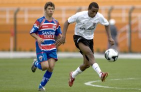 SP - CORINTHIANS/SP X FORTALEZA/CE- ESPORTES - Osvaldo e Carlos Alberto(d) na partida válida pelo Campeonato Brasileiro da Segunda Divisao 2008, realizada no estádio do Pacaembu, neste sábado a tarde