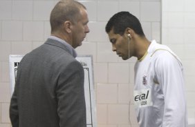 SP - CORINTHIANS/SP X SPORT/RECIFE- ESPORTES - Mano Menezes e André Santos nos vestiários antes da primeira partida da decisão da Copa do Brasil 2008, realizada no estádio do Morumbi, nesta quarta-feira a noite