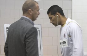 SP - CORINTHIANS/SP X SPORT/RECIFE- ESPORTES - Mano Menezes e Andr Santos nos vestirios antes da primeira partida da deciso da Copa do Brasil 2008, realizada no estdio do Morumbi, nesta quarta-feira a noite