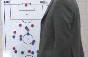SP - CORINTHIANS/SP X SPORT/RECIFE- ESPORTES - Mano Menezes nos vestiários antes da primeira partida da decisão da Copa do Brasil 2008, realizada no estádio do Morumbi, nesta quarta-feira a noite