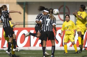 Campeonato Paulista de futebol feminino; Corinthians x Cotia Kurdana; Deva (de fita branca na cabeca) faz o quarto gol do Corinthians durante partida realizada hoje, sbado a tarde no estdio do Pacaembu;