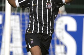 Campeonato Paulista de futebol feminino; Corinthians x Cotia Kurdana; Deva comemora seu gol, o quarto do Corinthians durante partida realizada hoje, sbado a tarde no estdio do Pacaembu;