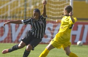 Campeonato Paulista de futebol feminino; Corinthians x Cotia Kurdana; A lateral-direita Paula Santos(e) durante partida realizada hoje, sábado a tarde no estádio do Pacaembu;