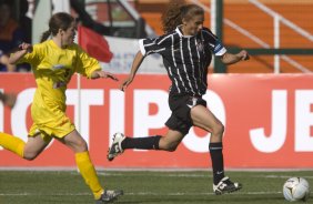 Campeonato Paulista de futebol feminino; Corinthians x Cotia Kurdana; A centro-avante Nildinha(d) durante partida realizada hoje, sbado a tarde no estdio do Pacaembu;