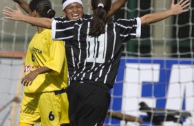 Campeonato Paulista de futebol feminino; Corinthians x Cotia Kurdana; Deva comemora com (11) Karina Balestra quarto gol do Corinthians durante partida realizada hoje, sbado a tarde no estdio do Pacaembu;