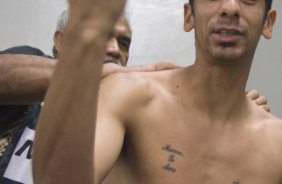 SP - CORINTHIANS/SP X BRASILIENSE/DF - ESPORTES - Acosta e o massagista Ceará, atras, nos vestiários antes da partida válida pelo Campeonato Brasileiro da segunda divisão 2008, primeiro turno, realizada no estádio do Pacaembu, zona oeste da cidade, neste sábado a tarde