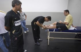 SP - CORINTHIANS/SP X BRASILIENSE/DF - ESPORTES - O fisioterapeura Paulo Vieira(e); o massagista Alex e Chicão(d) nos vestiários antes da partida válida pelo Campeonato Brasileiro da segunda divisão 2008, primeiro turno, realizada no estádio do Pacaembu, zona oeste da cidade, neste sábado a tarde
