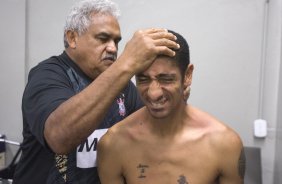 SP - CORINTHIANS/SP X BRASILIENSE/DF - ESPORTES - O massagista Ceará e Acosta nos vestiários antes da partida válida pelo Campeonato Brasileiro da segunda divisão 2008, primeiro turno, realizada no estádio do Pacaembu, zona oeste da cidade, neste sábado a tarde