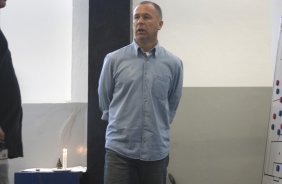 SP - CORINTHIANS/SP X BRASILIENSE/DF - ESPORTES - O técnico Mano Menezes nos vestiários antes da partida válida pelo Campeonato Brasileiro da segunda divisão 2008, primeiro turno, realizada no estádio do Pacaembu, zona oeste da cidade, neste sábado a tarde