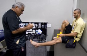 SP - CORINTHIANS/SP X BRASILIENSE/DF - ESPORTES - O massagista Ceará e o goleiro reserva Weverton(d) nos vestiários antes da partida válida pelo Campeonato Brasileiro da segunda divisão 2008, primeiro turno, realizada no estádio do Pacaembu, zona oeste da cidade, neste sábado a tarde
