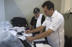 SP - CORINTHIANS/SP X BRASILIENSE/DF - ESPORTES - Os roupeiros Miranda(e) e Carlos nos vestiários antes da partida válida pelo Campeonato Brasileiro da segunda divisão 2008, primeiro turno, realizada no estádio do Pacaembu, zona oeste da cidade, neste sábado a tarde