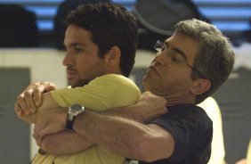 SP - PONTE PRETA/CAMPINAS X CORINTHIANS/SP - ESPORTES - O fisioterapeuta Paulo Vieira faz alongamento em Denis nos vestiários antes da partida válida pelo Campeonato Brasileiro da segunda divisão 2008, primeiro turno, realizada no estádio Moisés Lucarelli, em Campinas, interior de São Paulo, neste sábado a tarde