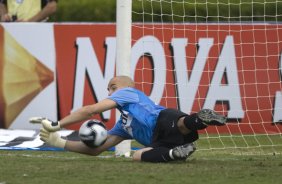 SP - PONTE PRETA/CAMPINAS X CORINTHIANS/SP - ESPORTES - Julio Cesar defende penalti durante partida vlida pelo Campeonato Brasileiro da segunda diviso 2008, primeiro turno, realizada no estdio Moiss Lucarelli, em Campinas, interior de So Paulo, neste sbado a tarde