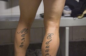 SP - PONTE PRETA/CAMPINAS X CORINTHIANS/SP - ESPORTES - Homenagem do jogador Douglas a sua filha nos vestiários antes da partida válida pelo Campeonato Brasileiro da segunda divisão 2008, primeiro turno, realizada no estádio Moisés Lucarelli, em Campinas, interior de São Paulo, neste sábado a tarde