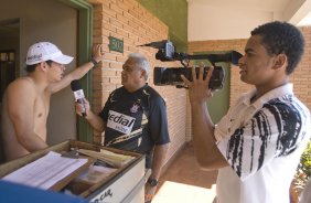 SP - BRAGANTINO/BRAGANCA PAULISTA X CORINTHIANS/SP - ESPORTES - O massagista Ceará entrevista Lulinha enquanto Dentinho faz a gracao do video no hotel aonde o time esta concentrado, antes da partida válida pelo Campeonato Brasileiro da segunda divisão 2008, primeiro turno, realizada no estádio Santa Cruz, em Ribeirão Preto, interior de São Paulo, nesta quarta-feira a noite