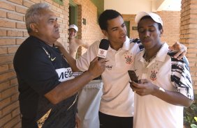 SP - BRAGANTINO/BRAGANCA PAULISTA X CORINTHIANS/SP - ESPORTES - O massagista Ceará entrevista Dentinho e Carlos Alberto no hotel aonde o time esta concentrado, antes da partida válida pelo Campeonato Brasileiro da segunda divisão 2008, primeiro turno, realizada no estádio Santa Cruz, em Ribeirão Preto, interior de São Paulo, nesta quarta-feira a noite