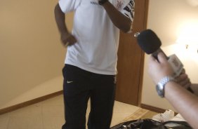 SP - BRAGANTINO/BRAGANCA PAULISTA X CORINTHIANS/SP - ESPORTES - Lima ensaia coreografia se fizer um gol hoje a noite, no hotel aonde o time esta concentrado, antes da partida válida pelo Campeonato Brasileiro da segunda divisão 2008, primeiro turno, realizada no estádio Santa Cruz, em Ribeirão Preto, interior de São Paulo, nesta quarta-feira a noite