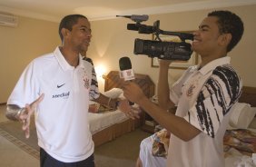 SP - BRAGANTINO/BRAGANCA PAULISTA X CORINTHIANS/SP - ESPORTES - Dentinho entrevista Wellington saci no hotel aonde o time esta concentrado, antes da partida vlida pelo Campeonato Brasileiro da segunda diviso 2008, primeiro turno, realizada no estdio Santa Cruz, em Ribeiro Preto, interior de So Paulo, nesta quarta-feira a noite